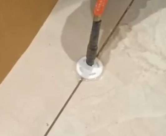 汾西瓷砖空鼓维修公司专业解答瓷砖在铺贴过程中，如果没有涂抹均匀到位的粘结材料（如水泥砂浆或瓷砖胶），可能会导致以下问题
