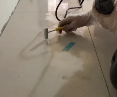 汾西瓷砖开裂维修公司专业分享瓷砖在铺贴前如果没有沥干水分，将会导致以下问题